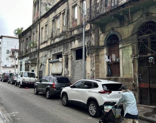 Primera estación de cuartel de Bomberos de la ciudad de Panamá en ruinas. Barrio de Santa Ana, ciudad de Panamá.