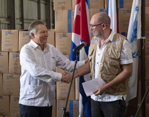 Etienne Labande (d), representante del Programa Mundial de Alimento (PMA) en Cuba, saluda a Victor Koronelli (i), embajador de Rusia en Cuba, durante la ceremonia de recepción de aceite vegetal donado por la federación Rusa, hoy, en La Habana (Cuba).