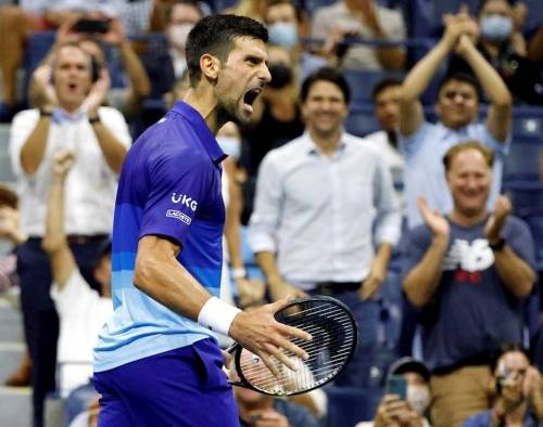 El serbio Novak Djokovic fue registrado este miércoles al celebrar un punto que le anotó al italiano Matteo Berrettini.