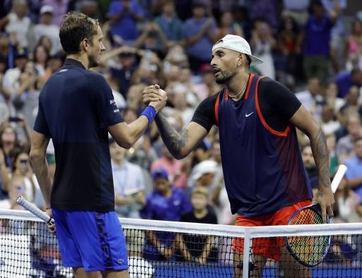 Daniil Medvedev de Rusia saluda a Nick Kyrgios de Australia, durante el Abierto de Estados Unidos