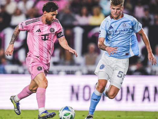 El delantero argentino, Lionel Messi (izq.) durante un partido con el Inter Miami frente al New York City.