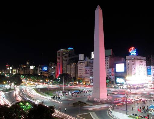 El Obelisco, en Buenos Aires, Argentina, es uno de los lugares más conocidos y concurridos por los turistas.