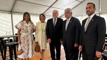 El encuentro de los mandatarios y el monarca se da en el marco de la toma de posesión del nuevo presidente de Uruguay.