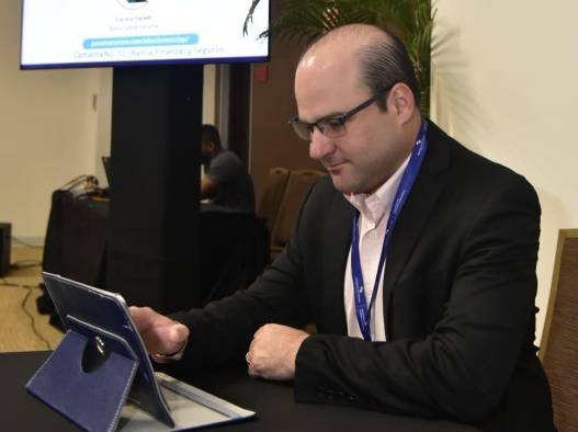 Adolfo Fábrega García De Paredes, único candidato a presidente de la CCIAP emitiendo su voto electrónico.