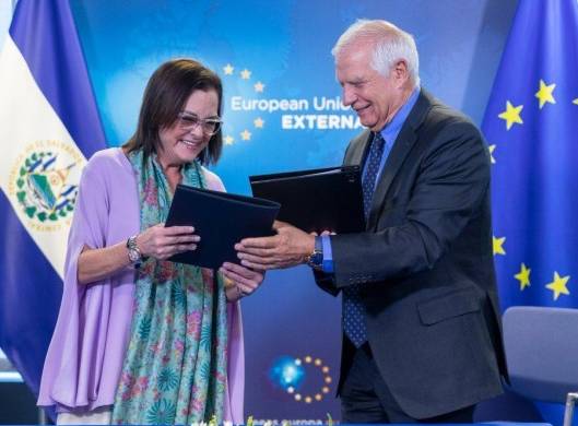 La ministra de Exteriores de El Salvador, Alexandra Hill Tinoco, firmó un acuerdo con Borrell.