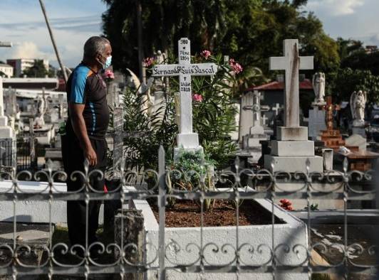 Panameños honran a sus difuntos mientras intentan dejar la pandemia atrás