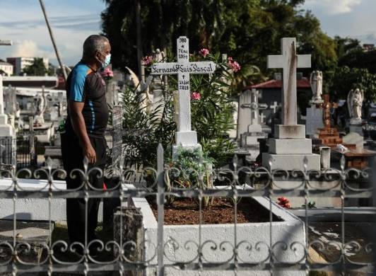 Panameños honran a sus difuntos mientras intentan dejar la pandemia atrás