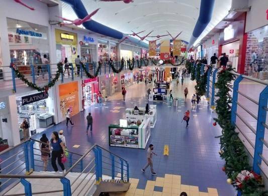 Compradores en un centro comercial en Panamá.