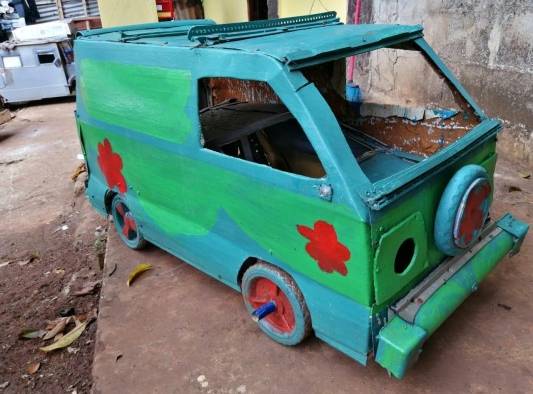 Romel Bravo es un joven con autismo que elabora réplicas de autos con material reciclado