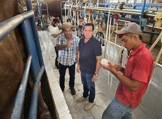 Durante su visita a la provincia de Los Santos, Torrijos se reunió con productores de leche de El Higo.