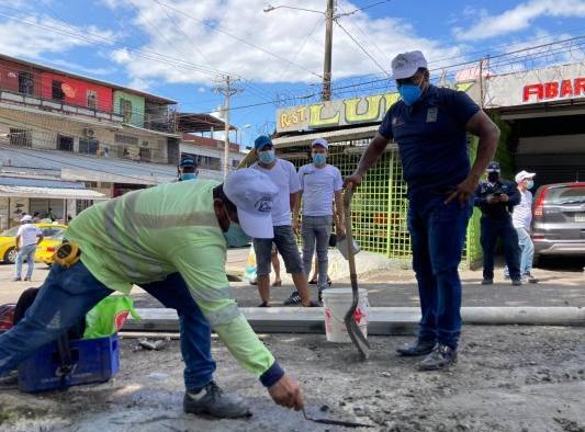 El plan incluye la construcción de aceras, pasamanos, tinaqueras ambientales y otras obras prioritarias que serán construidas por los moradores de los nueve corregimientos del distrito.