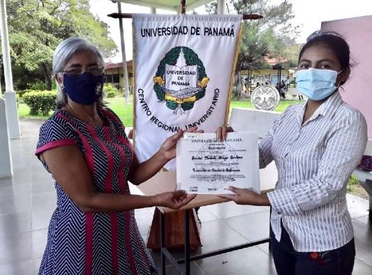 Ariadne Ortega, graduada de Licenciada en Enfermería de la comunidad de Nuevo San José, distrito Omar Torrijos, ha sido becaria por más de 10 años del programa #CobrePanamá Crece Contigo.