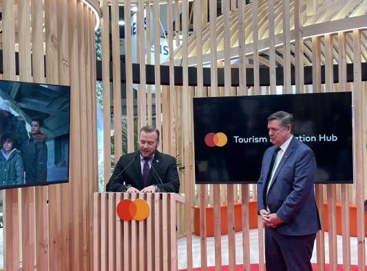 Promtur y Mastercard firman convenio en Fitur, Madrid, España.