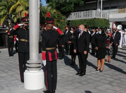 Izada del Pabellón Nacional encabezada por el presidente del Legislativo, Crispiano Adames.