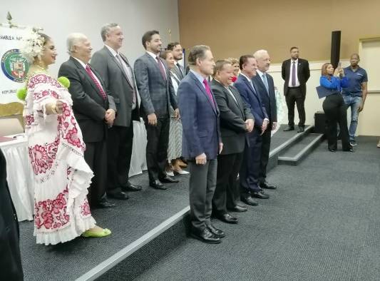 En el acto de instalación estuvieron presentes el ministro del Canal; Aristides Royo, el administrador del Canal; Ricaurte ásquez, el ministro del MIVIOT; Rogelio Paredes y la viceministra del MOP; Giselle de Frías