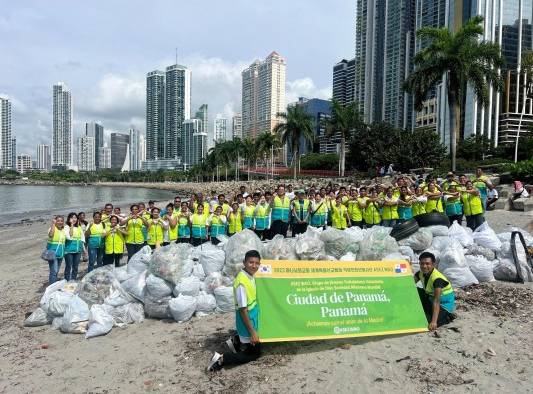 Grupo de voluntarios internacionales ASEZ WAO en la Cinta Costera I.