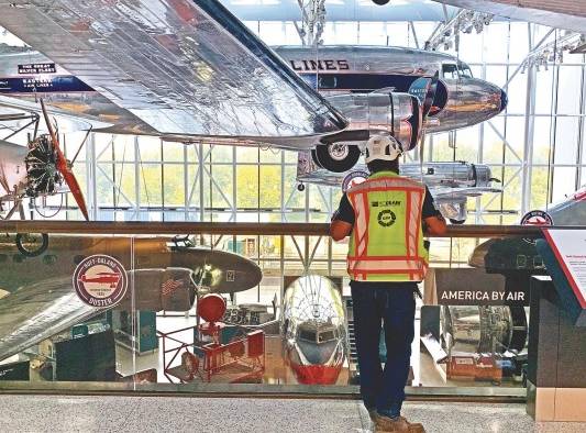 Un trabajador observa varias avionetas en el Museo Nacional del Aire y el Espacio de Washington.