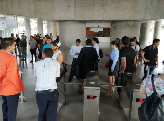 Usuarios desalojan las estaciones del metro.