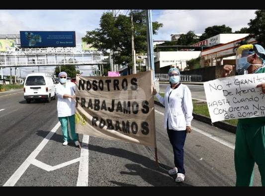 Ciudadanos vuelven a las calles por falta de insumos médicos y bonos del gobierno