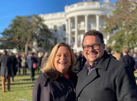 La excongresista republicana Ileana Ros-Lehtinen y a su hijo Rodrigo Heng-Lehtinen