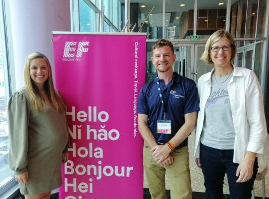 Leonor Martínez, gerente general EF Panamá (i), Sam Frew, director de Guías EF Tours (c) y Kate Berseth, presidenta ejecutiva de EF Tours en Boston, EEUU. (d).