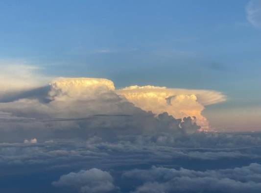 Fotografía divulgada por de la NOAA donde se muestra una vista de la tormenta tropical Idalia, tomada el domingo 27 de agosto desde Lakeland, Florida (EE.UU.).