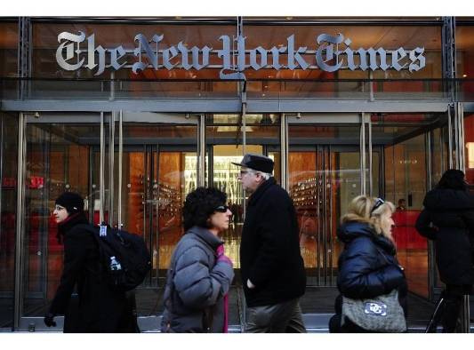 La gente camina por la entrada de diario estadounidense 'The New York Times' en Nueva York.