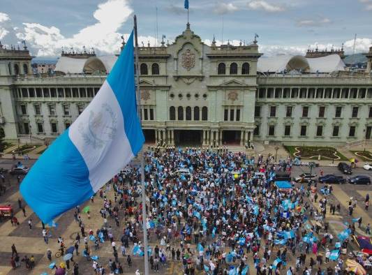 Fotografía aérea con un dron de ciudadanos en una protesta hoy, en la plaza central de Guatemala frente al Palacio Nacional de la Cultura en la Cidudad de Guatemala.