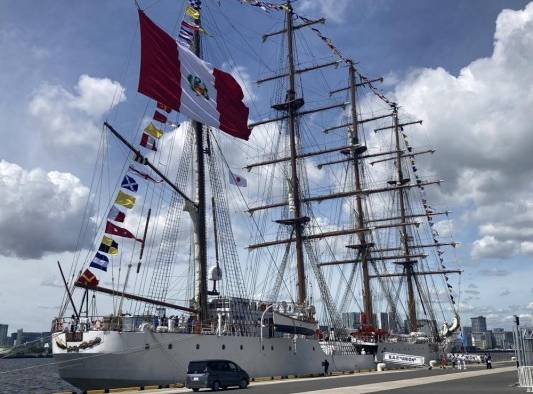 El buque escuela de la Armada peruana Unión en Tokio.