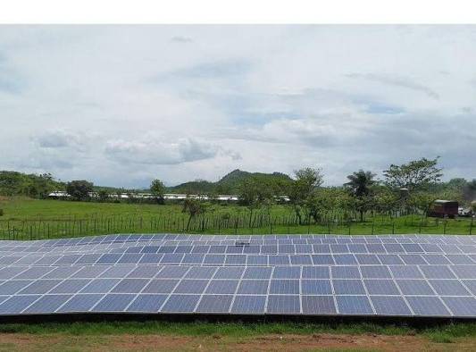 La energía solar proviene del sol a través de páneles solares.