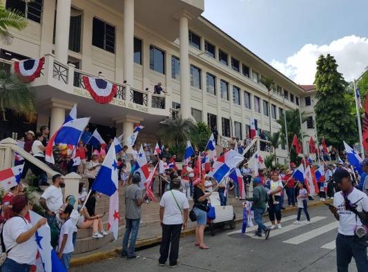 La calle enfrente a la CSJ se mantiene bloqueada por los grupos de sindicalistas, docentes, ambientalistas y de la sociedad civil.