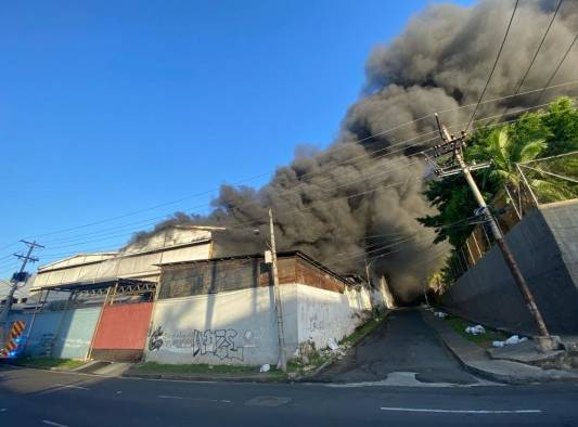 El fuego se registró en la bodega de Alfombras Mundiales.