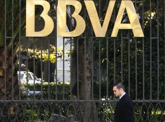 Imagen de archivo donde un hombre caminando frente a la sede del Banco en Madrid, España.