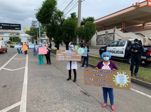 Personal de salud del HISMA protesta para alertar que no hay insumos de protección y ni promesas de pagos adeudados.