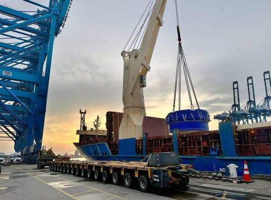 La tuneladora, fabricada en Alemania, desembarcó en el puerto de Manzanillo.