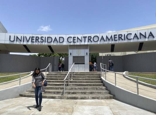 Una mujer sale de la Universidad Centroamericana (UCA) en Managua el 16 de agosto de 2023.