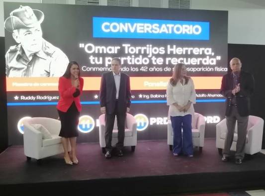 En el evento estuvieron los ex negociadores de los Tratados Torrijos-Carter, Adolfo Ahumada y Aristides Royo, al igual que la exdiputada Balbina Herrera.