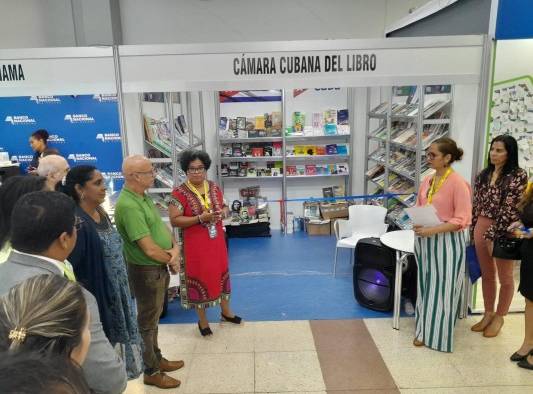 Yamile Pérez, directora de la Editorial José Martí en la Feria Internacional del Libro de Panamá versión 2023.