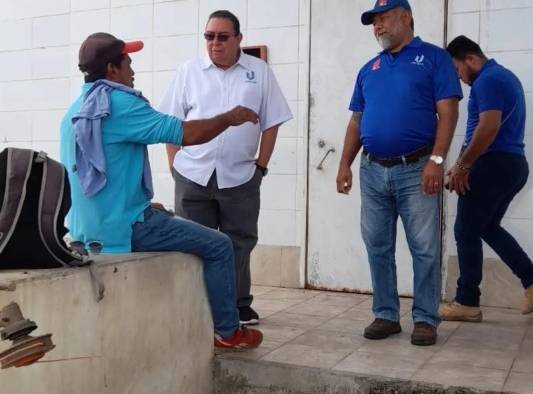 El precandidato presidencial, Francisco Carreira, durante el proceso de recolección de firmas.