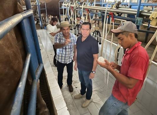 Durante su visita a la provincia de Los Santos, Torrijos se reunió con productores de leche de El Higo.