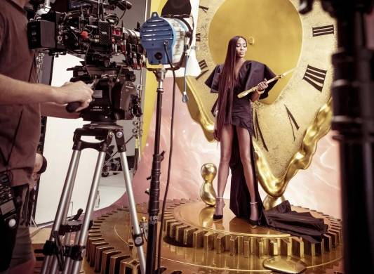 Naomi Campbell posa durante la sesión de fotos para el Calendario Pirelli 2024, encargado al artista ghanés Prince Gyasi.