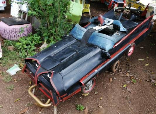 Romel Bravo es un joven con autismo que elabora réplicas de autos con material reciclado