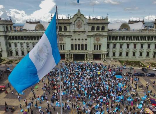 Fotografía aérea con un dron de ciudadanos en una protesta hoy, en la plaza central de Guatemala frente al Palacio Nacional de la Cultura en la Cidudad de Guatemala.