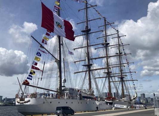 El buque escuela de la Armada peruana Unión en Tokio.