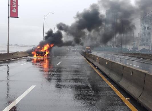Imagen de vehículo que se incendio en el tramo marino del corredor Sur.