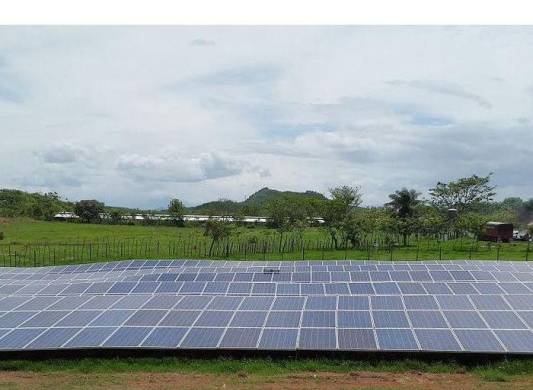 La energía solar proviene del sol a través de páneles solares.