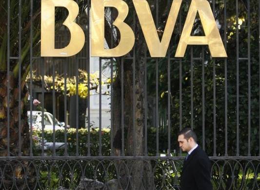 Imagen de archivo donde un hombre caminando frente a la sede del Banco en Madrid, España.