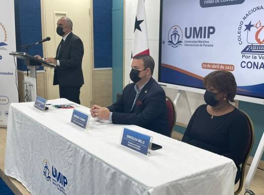 Víctor Luna Barahona, de la UMIP (i), Enrique Clement, de la Cámara Marítima de Panamá (c) y Gricelda Esther Melo, del Conape (d).