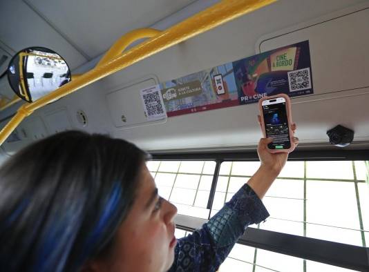 Una persona observa hoy en su celular un cortometraje gracias a la aplicación “Cine a bordo”, en el transporte público de Ciudad de México (México).