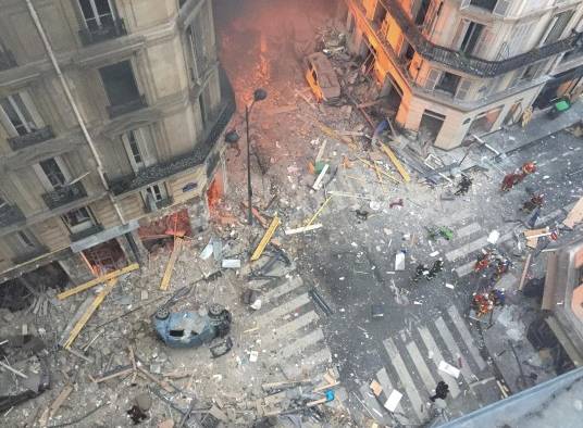 Escombros luego de la explosión en la esquina de las calles Saint-Cecile y Rue de Trevise en el centro de París el 12 de enero de 2019. Hoy, 21 de junio se registra otra explosión.